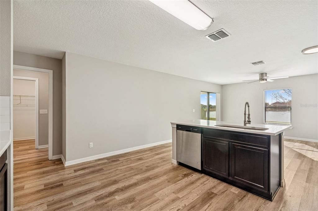 For Sale: $324,900 (3 beds, 2 baths, 1461 Square Feet)