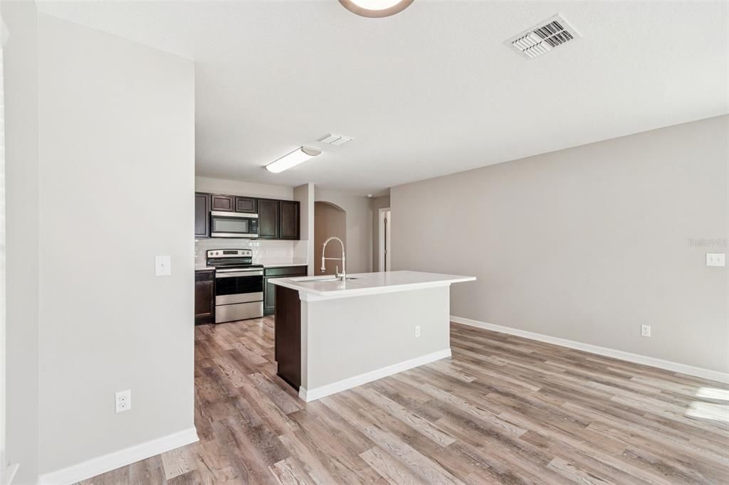 For Sale: $324,900 (3 beds, 2 baths, 1461 Square Feet)