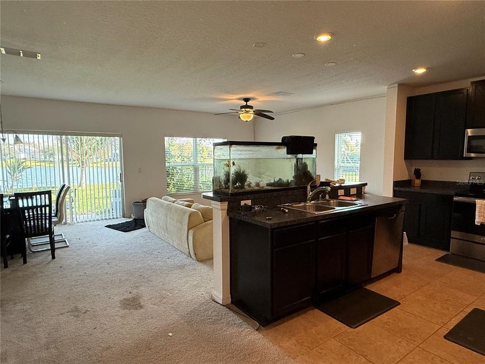 待售: $330,000 (4 贝兹, 2 浴室, 1816 平方英尺)