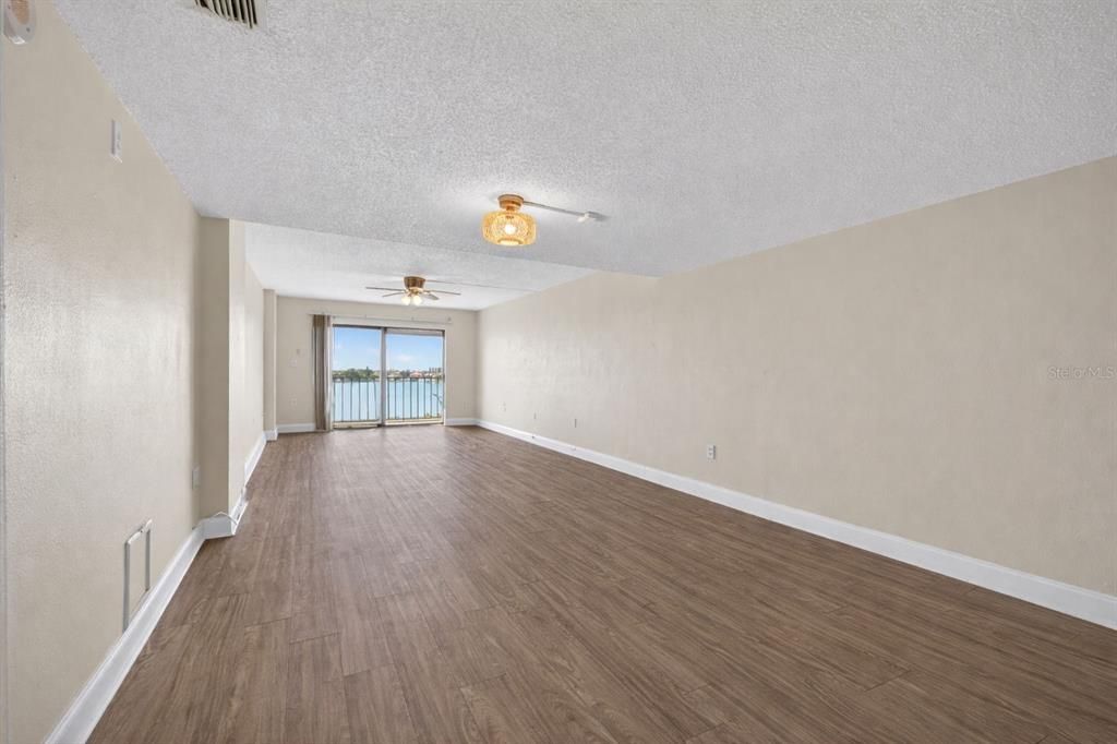 待售: $359,000 (2 贝兹, 2 浴室, 1180 平方英尺)