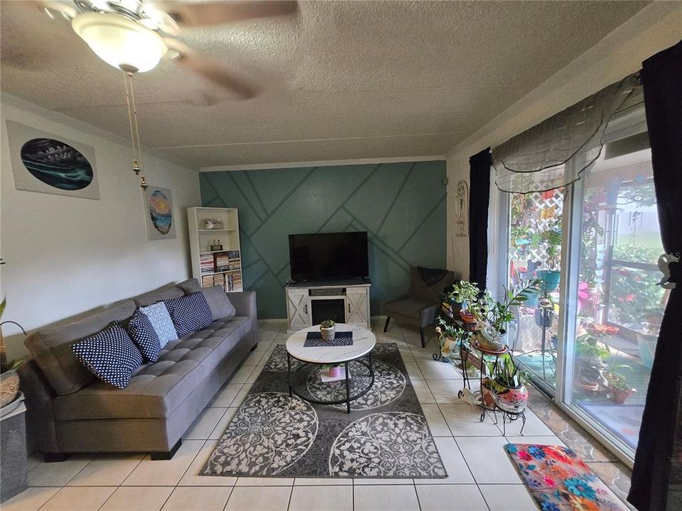 待售: $125,000 (3 贝兹, 2 浴室, 910 平方英尺)