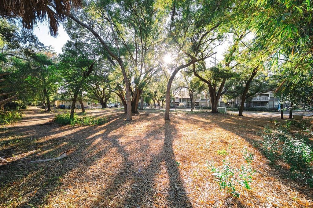 На продажу: $600,000 (0.41 acres)