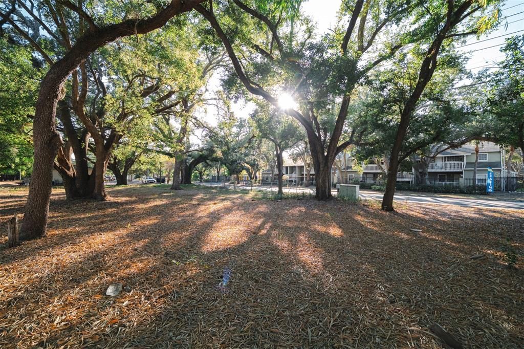 На продажу: $600,000 (0.41 acres)