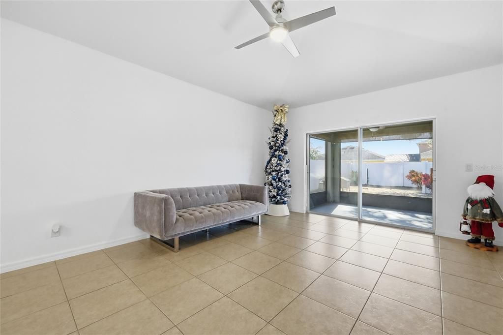 For Sale: $355,000 (4 beds, 2 baths, 1704 Square Feet)