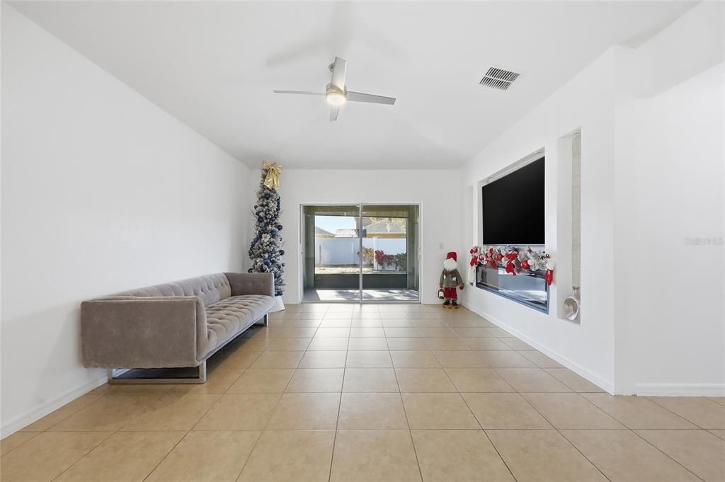 For Sale: $355,000 (4 beds, 2 baths, 1704 Square Feet)