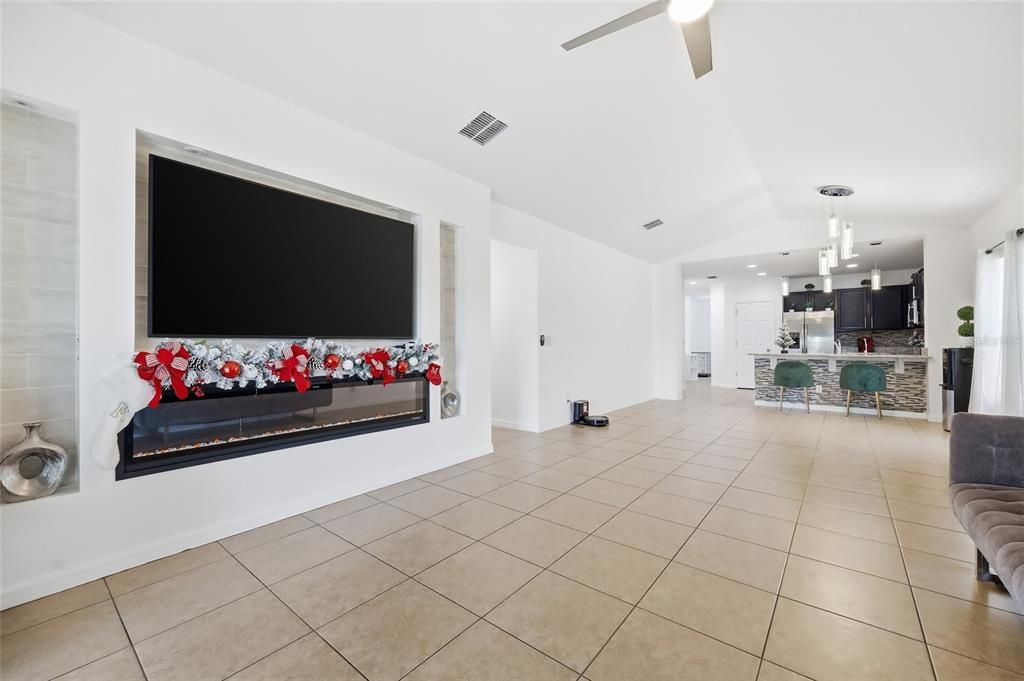 For Sale: $355,000 (4 beds, 2 baths, 1704 Square Feet)