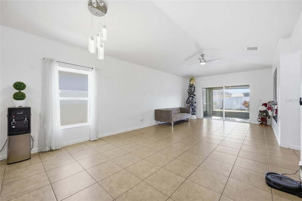 For Sale: $355,000 (4 beds, 2 baths, 1704 Square Feet)