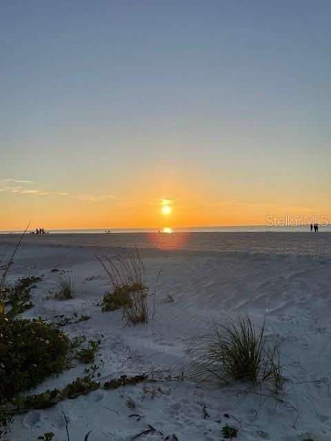 For Sale: $869,000 (2 beds, 2 baths, 1387 Square Feet)