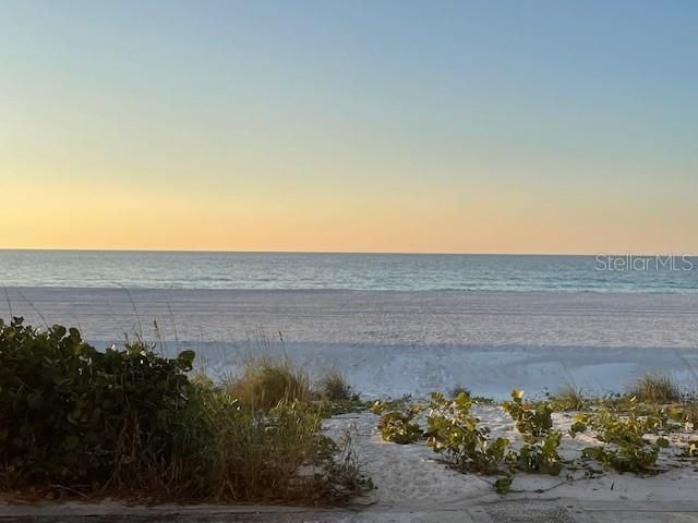 For Sale: $869,000 (2 beds, 2 baths, 1387 Square Feet)