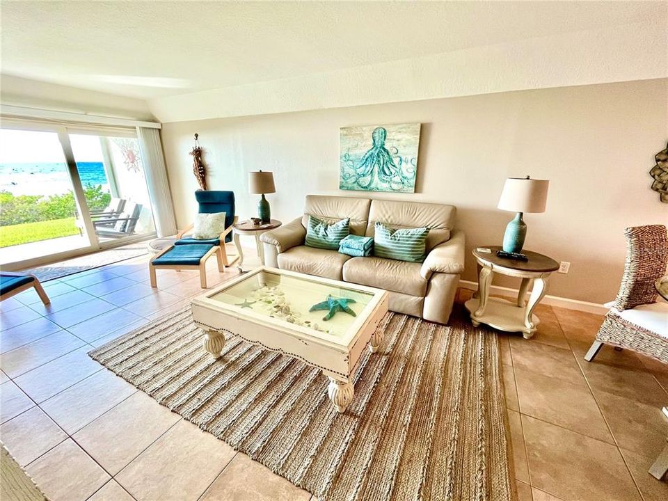 For Sale: $869,000 (2 beds, 2 baths, 1387 Square Feet)