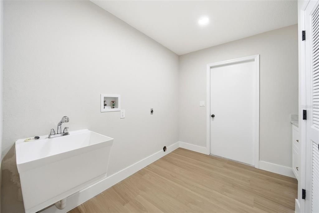 For Sale: $550,000 (4 beds, 2 baths, 2369 Square Feet)