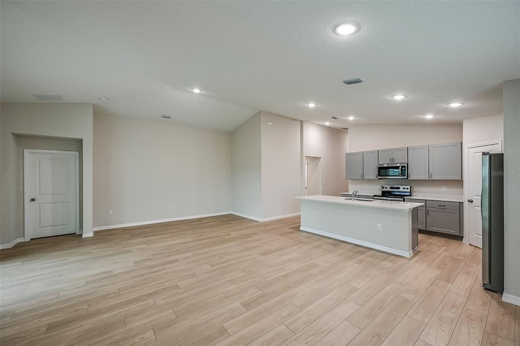 Active With Contract: $380,120 (4 beds, 3 baths, 2292 Square Feet)