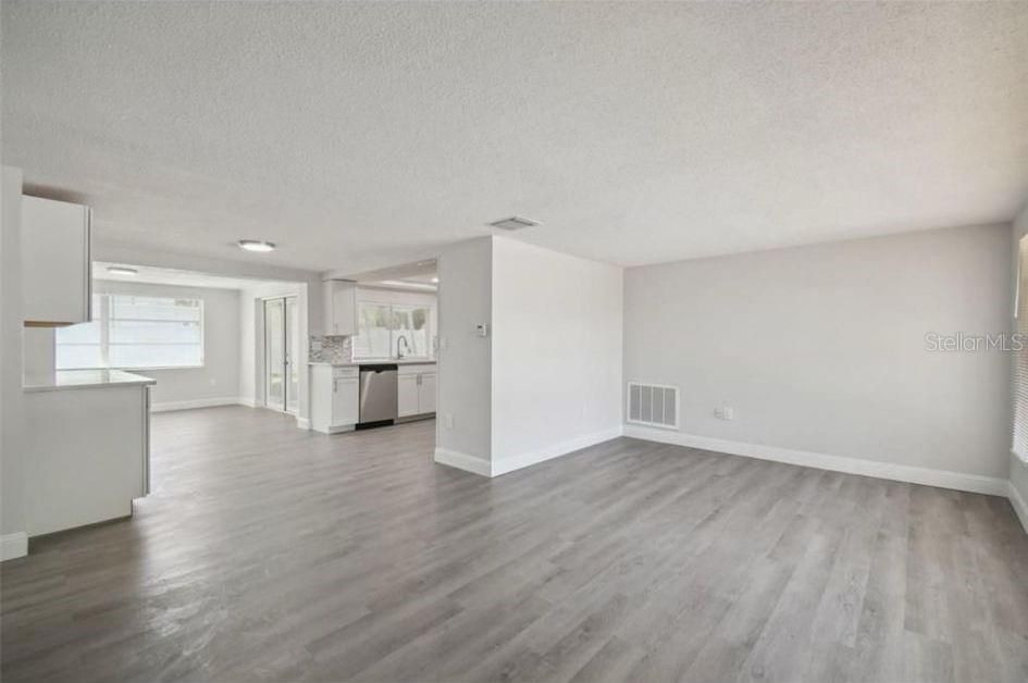 出租: $2,000 (3 贝兹, 2 浴室, 1068 平方英尺)