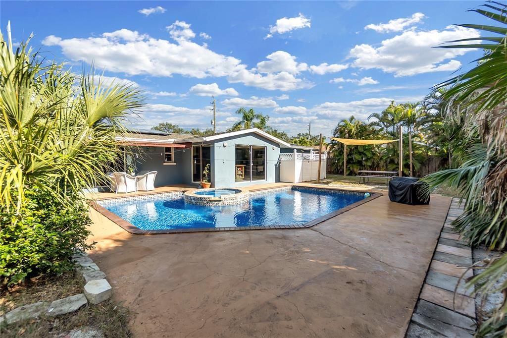 For Sale: $425,000 (2 beds, 2 baths, 1246 Square Feet)