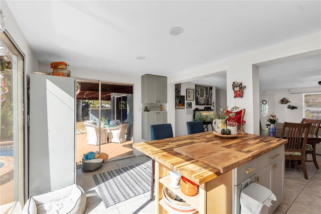 For Sale: $425,000 (2 beds, 2 baths, 1246 Square Feet)