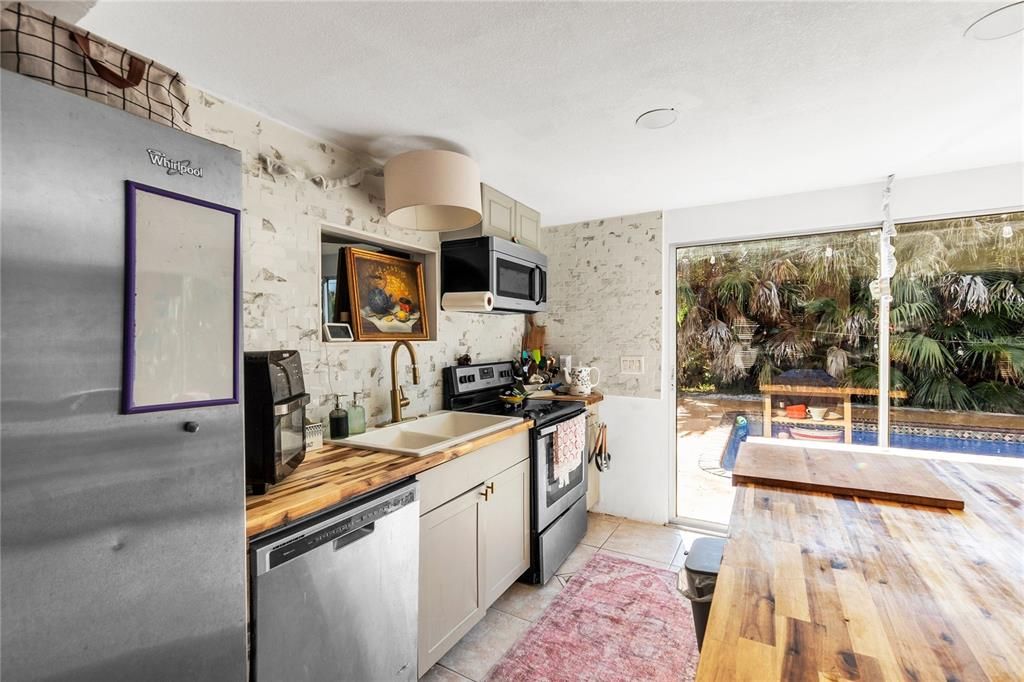 For Sale: $425,000 (2 beds, 2 baths, 1246 Square Feet)