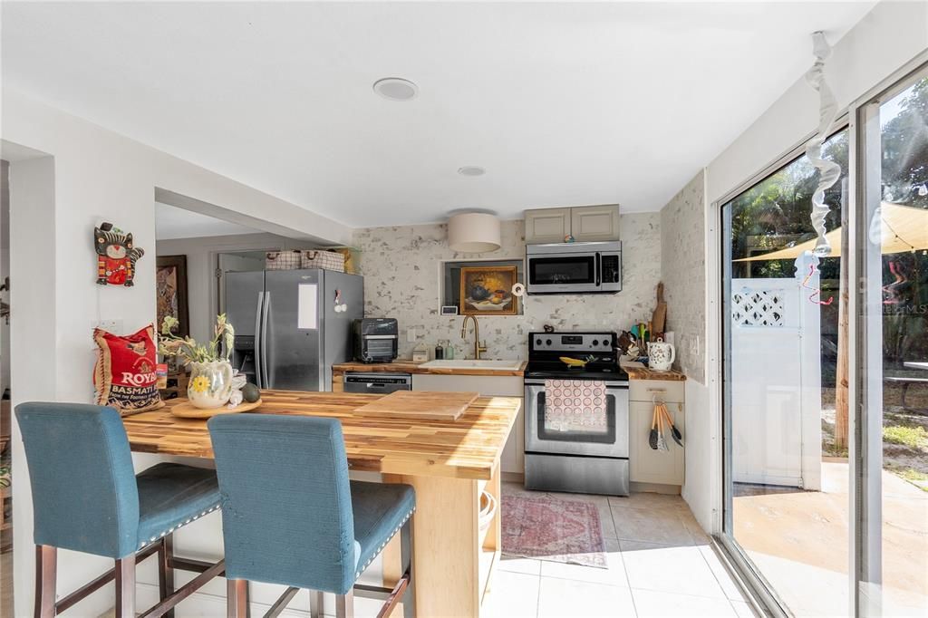 For Sale: $425,000 (2 beds, 2 baths, 1246 Square Feet)