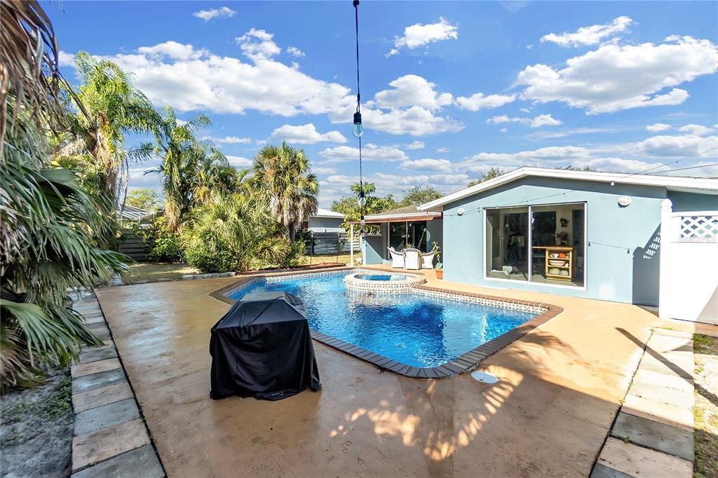 For Sale: $425,000 (2 beds, 2 baths, 1246 Square Feet)