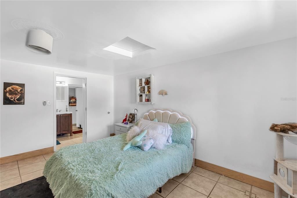 For Sale: $425,000 (2 beds, 2 baths, 1246 Square Feet)