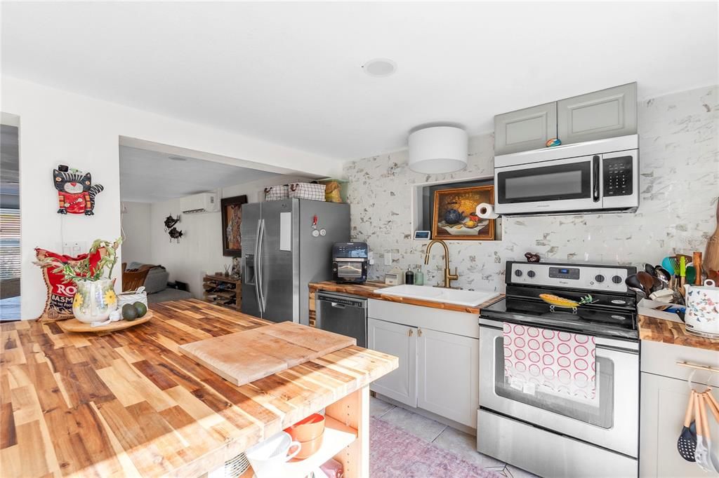 For Sale: $425,000 (2 beds, 2 baths, 1246 Square Feet)