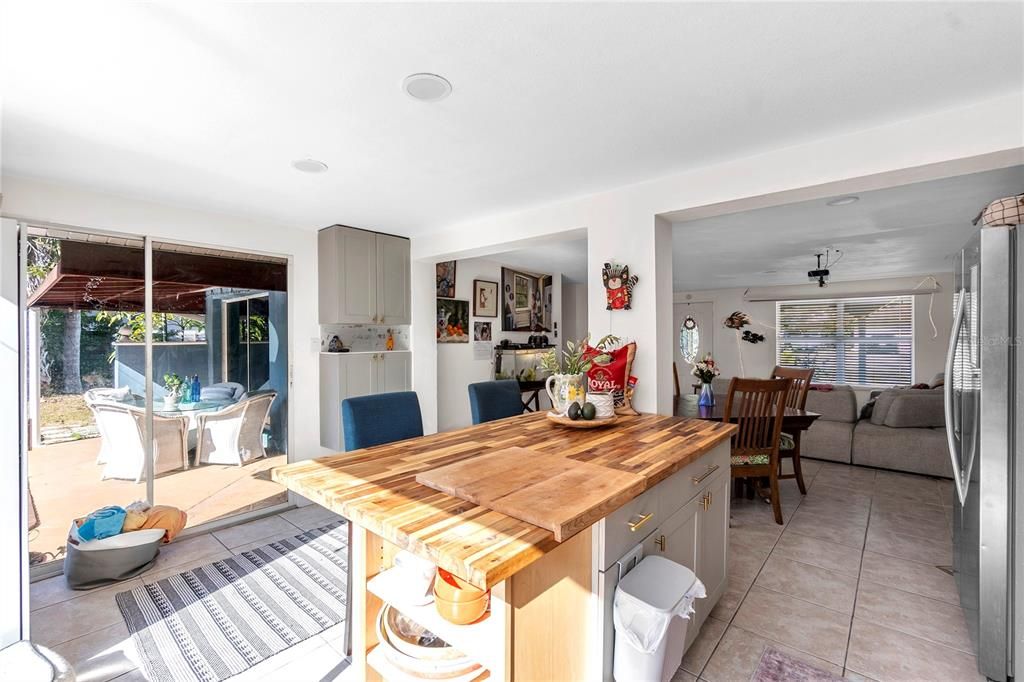 For Sale: $425,000 (2 beds, 2 baths, 1246 Square Feet)