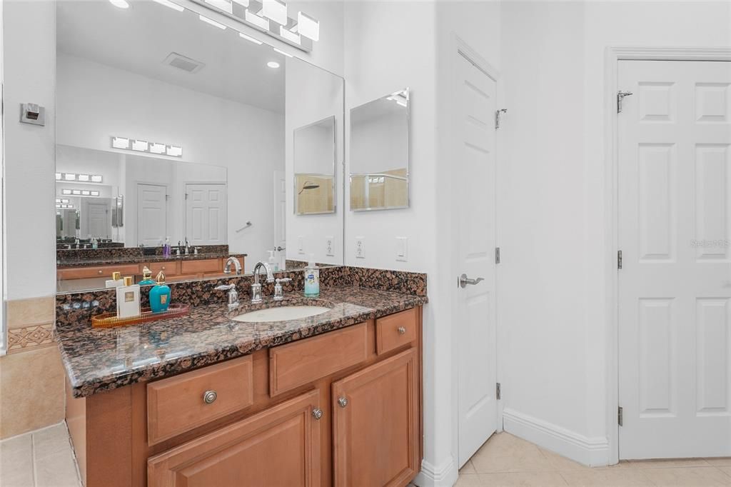 En Venta: $695,000 (5 camas, 2 baños, 3057 Pies cuadrados)