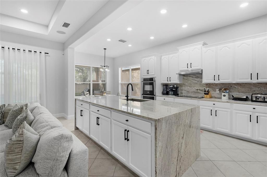 En Venta: $695,000 (5 camas, 2 baños, 3057 Pies cuadrados)