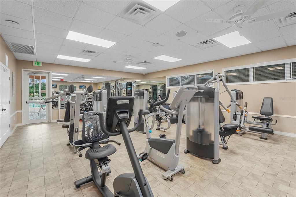 En Venta: $695,000 (5 camas, 2 baños, 3057 Pies cuadrados)