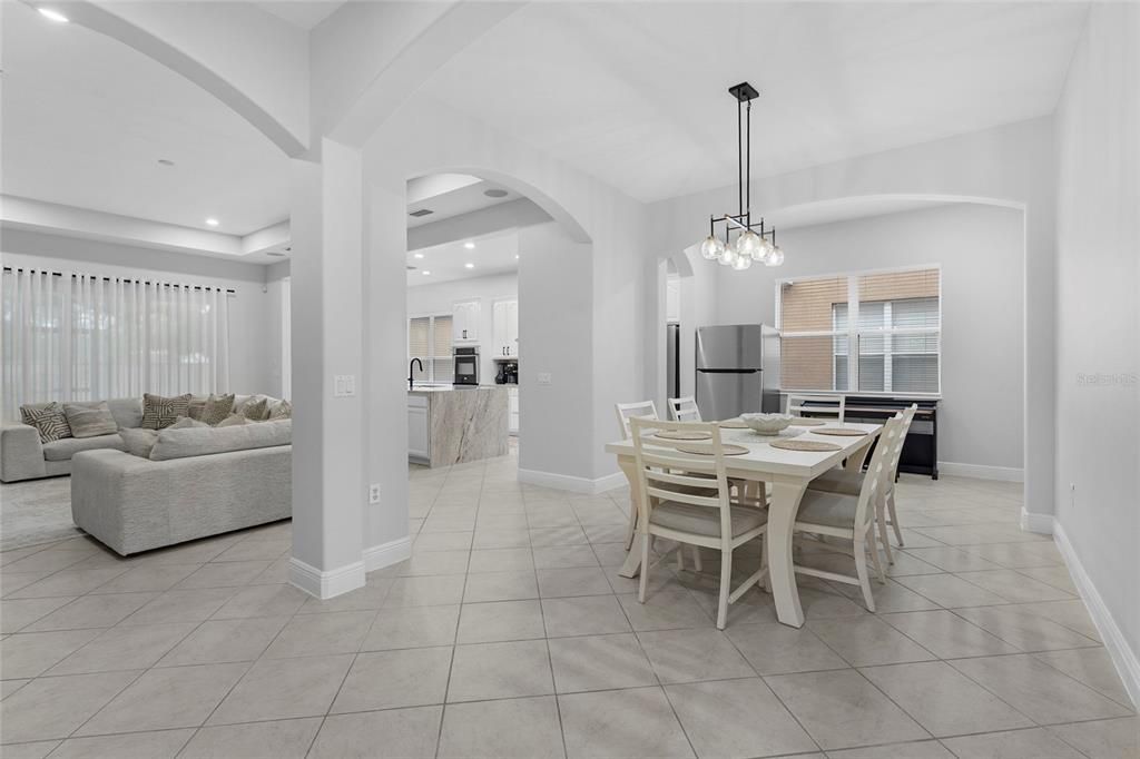 En Venta: $695,000 (5 camas, 2 baños, 3057 Pies cuadrados)