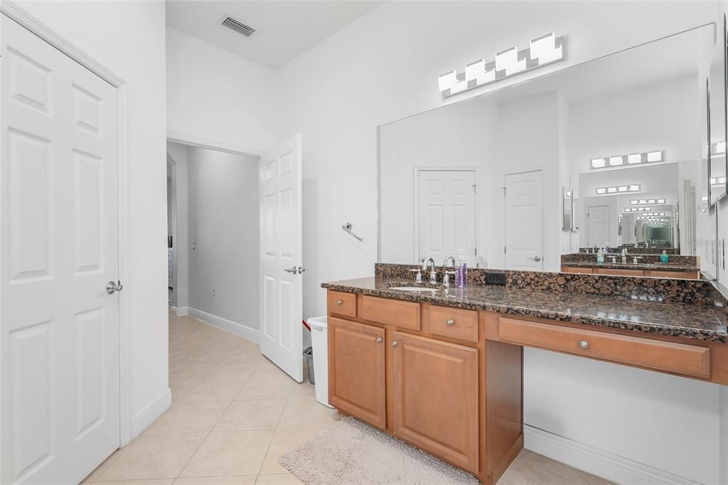 En Venta: $695,000 (5 camas, 2 baños, 3057 Pies cuadrados)