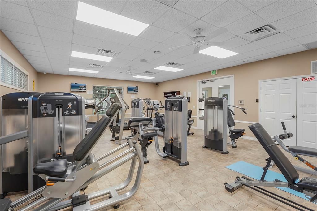 En Venta: $695,000 (5 camas, 2 baños, 3057 Pies cuadrados)