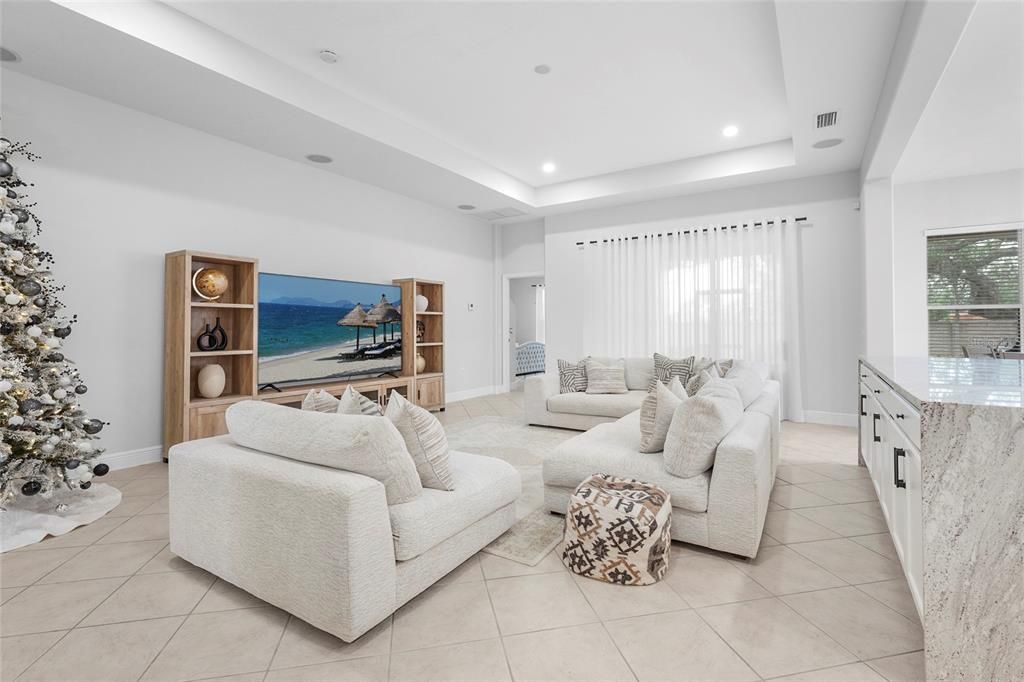 En Venta: $695,000 (5 camas, 2 baños, 3057 Pies cuadrados)