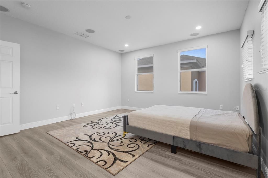 En Venta: $695,000 (5 camas, 2 baños, 3057 Pies cuadrados)