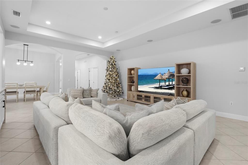 En Venta: $695,000 (5 camas, 2 baños, 3057 Pies cuadrados)