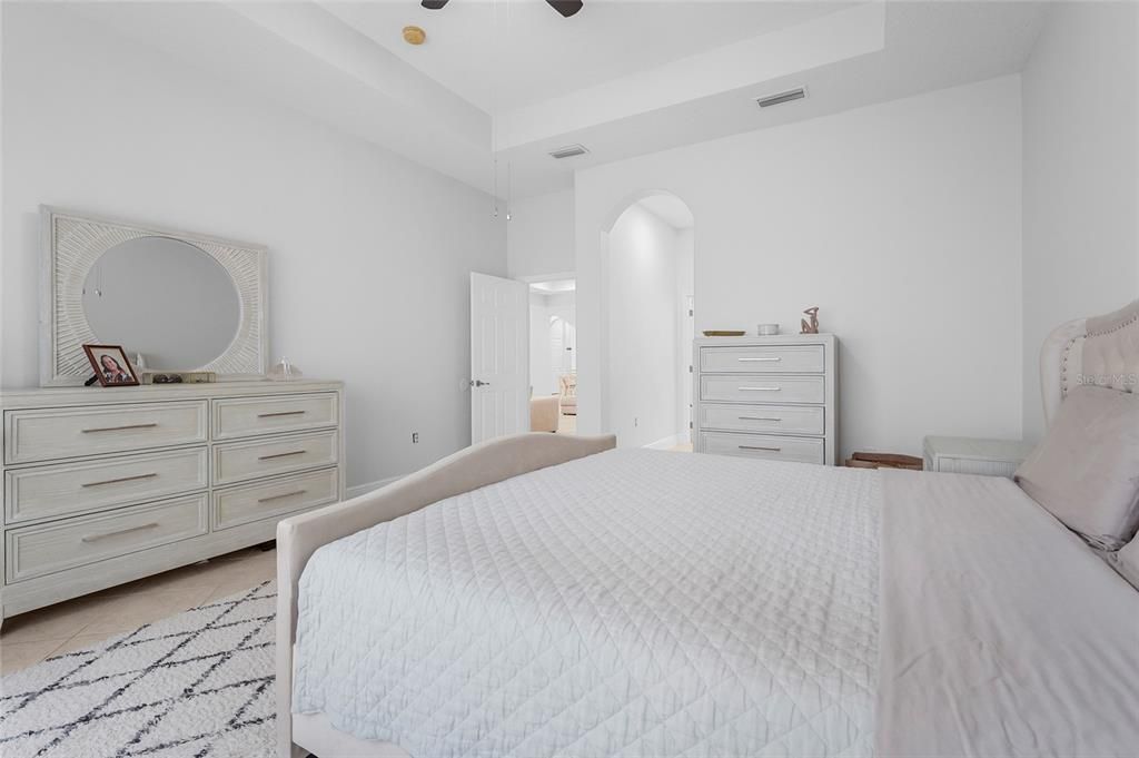 En Venta: $695,000 (5 camas, 2 baños, 3057 Pies cuadrados)