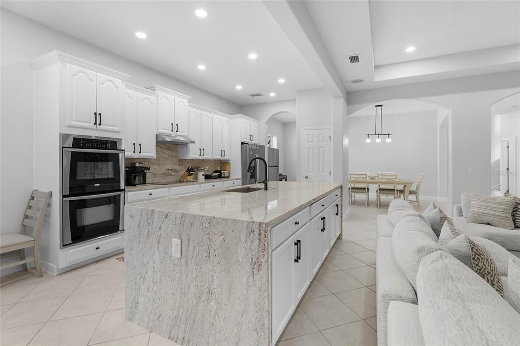 En Venta: $695,000 (5 camas, 2 baños, 3057 Pies cuadrados)