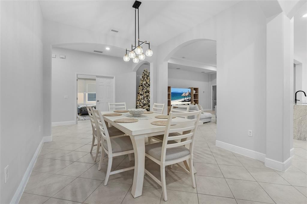 En Venta: $695,000 (5 camas, 2 baños, 3057 Pies cuadrados)