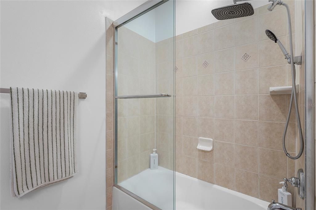 En Venta: $695,000 (5 camas, 2 baños, 3057 Pies cuadrados)