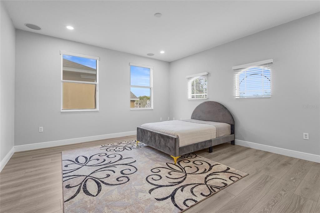 En Venta: $695,000 (5 camas, 2 baños, 3057 Pies cuadrados)