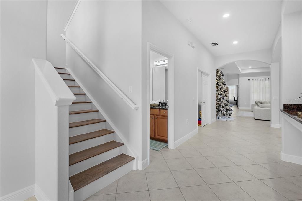 En Venta: $695,000 (5 camas, 2 baños, 3057 Pies cuadrados)