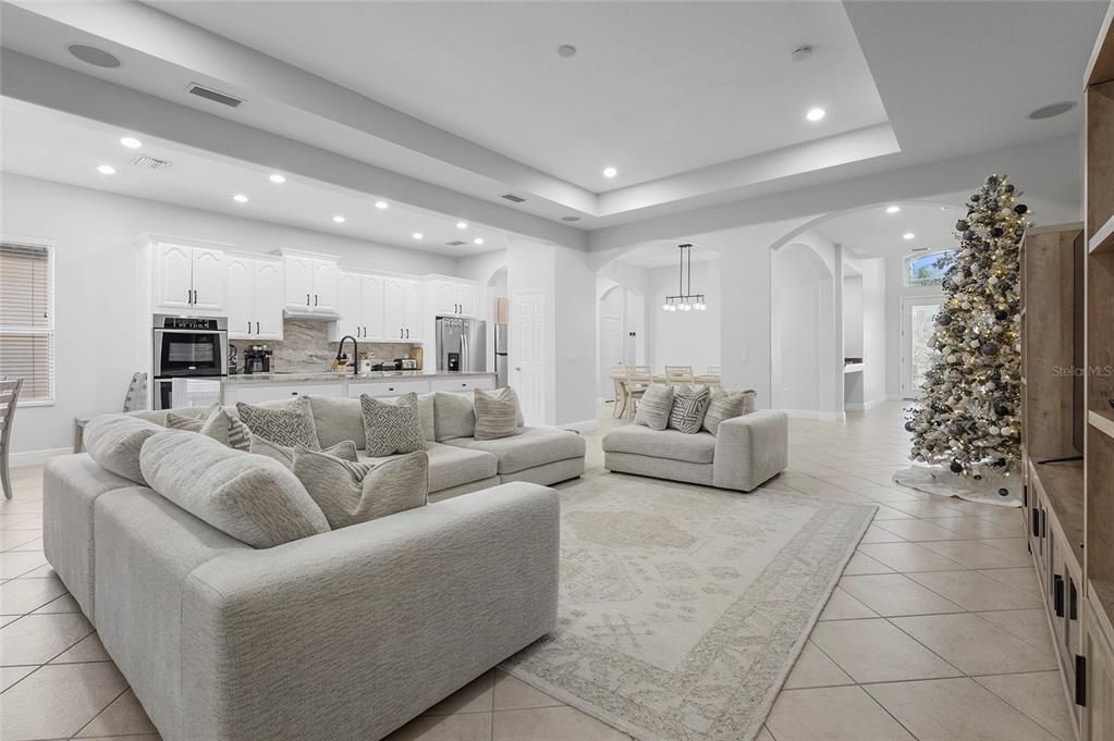 En Venta: $695,000 (5 camas, 2 baños, 3057 Pies cuadrados)