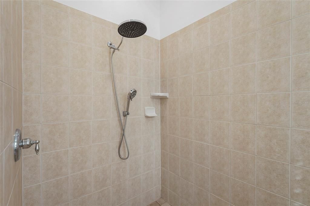 En Venta: $695,000 (5 camas, 2 baños, 3057 Pies cuadrados)