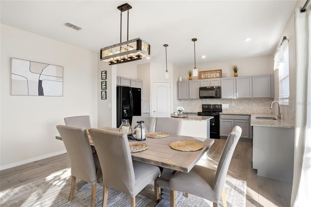 На продажу: $419,999 (3 спален, 2 ванн, 1894 Квадратных фут)