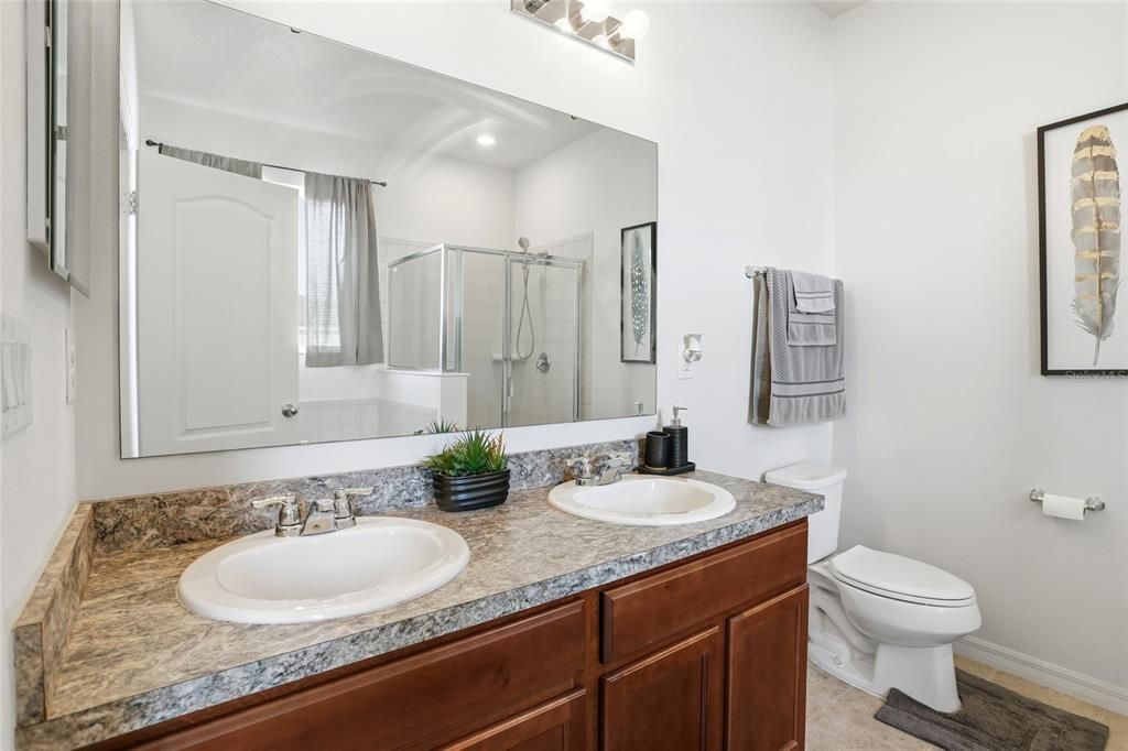 На продажу: $419,999 (3 спален, 2 ванн, 1894 Квадратных фут)