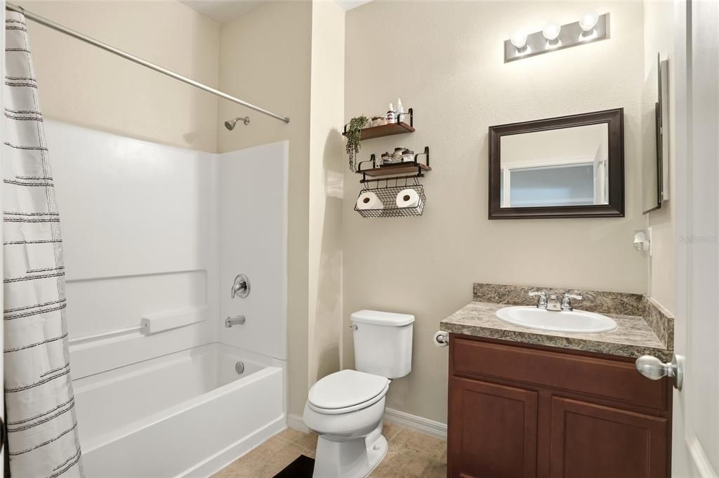 На продажу: $419,999 (3 спален, 2 ванн, 1894 Квадратных фут)