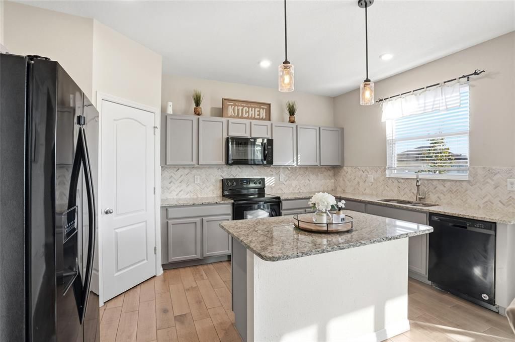 На продажу: $419,999 (3 спален, 2 ванн, 1894 Квадратных фут)