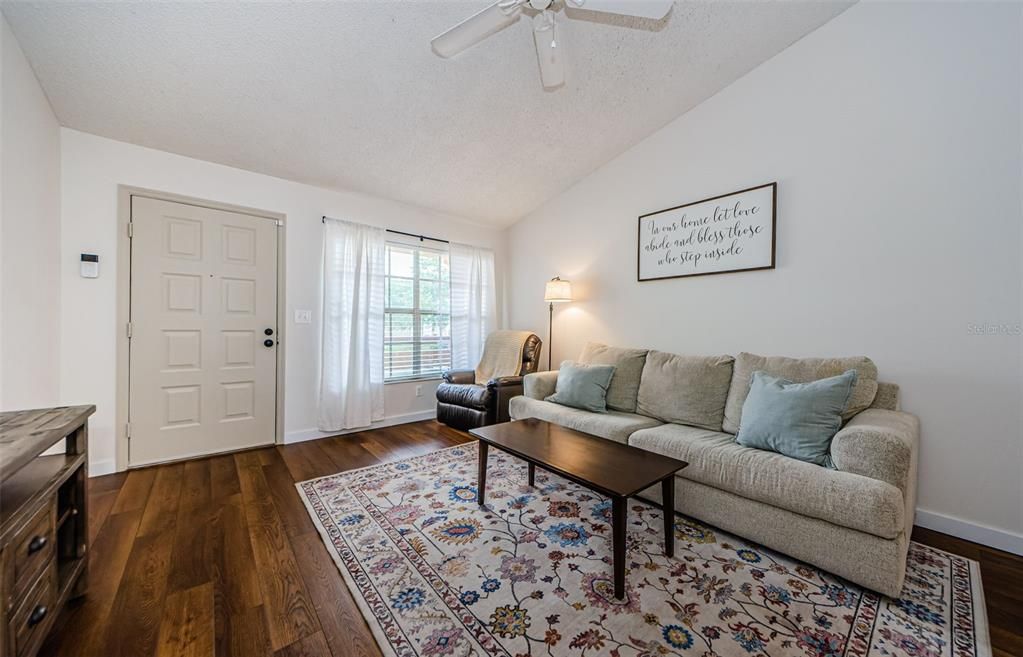 For Sale: $155,000 (2 beds, 1 baths, 925 Square Feet)