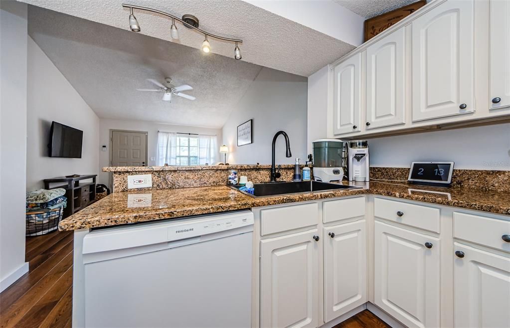 For Sale: $155,000 (2 beds, 1 baths, 925 Square Feet)