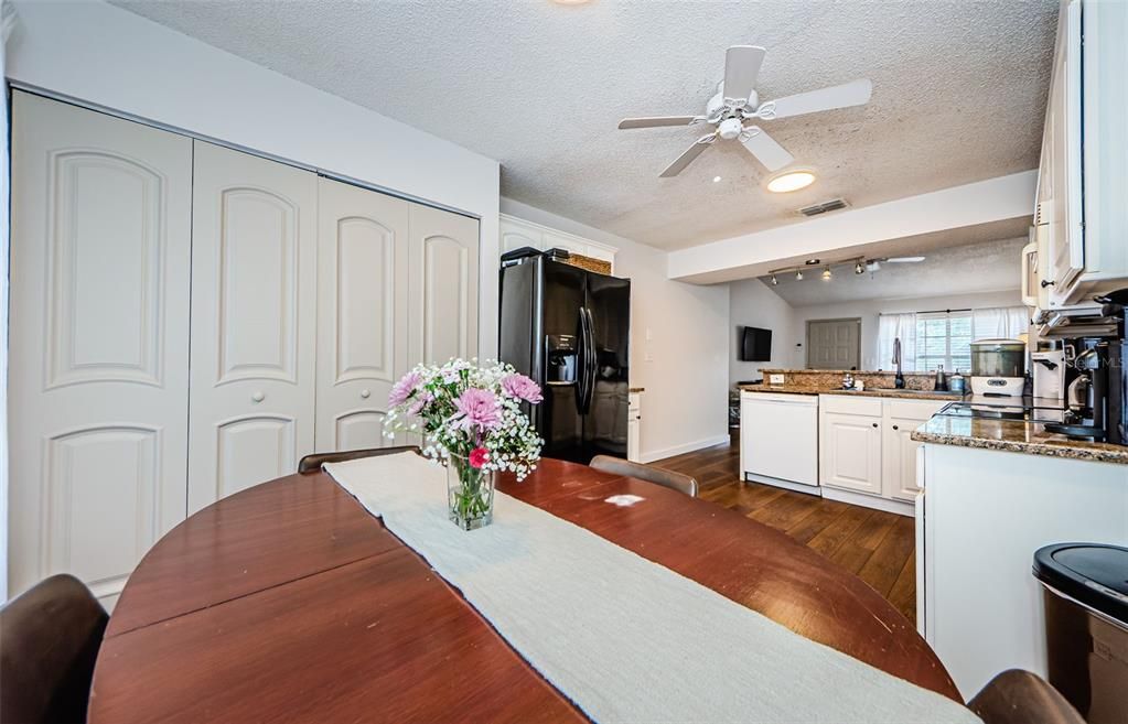 For Sale: $155,000 (2 beds, 1 baths, 925 Square Feet)