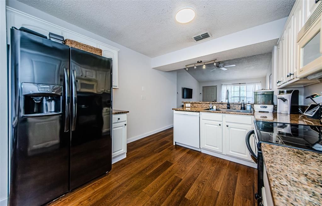 For Sale: $155,000 (2 beds, 1 baths, 925 Square Feet)